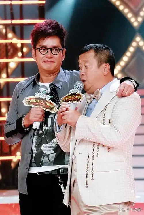 越看越顺心的曾启荣直接给了谭咏麟一个红包,让他之后多找曾志伟玩.