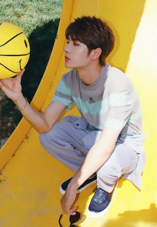 王一博杂志花絮曝光篮球少年在草地上肆意玩耍