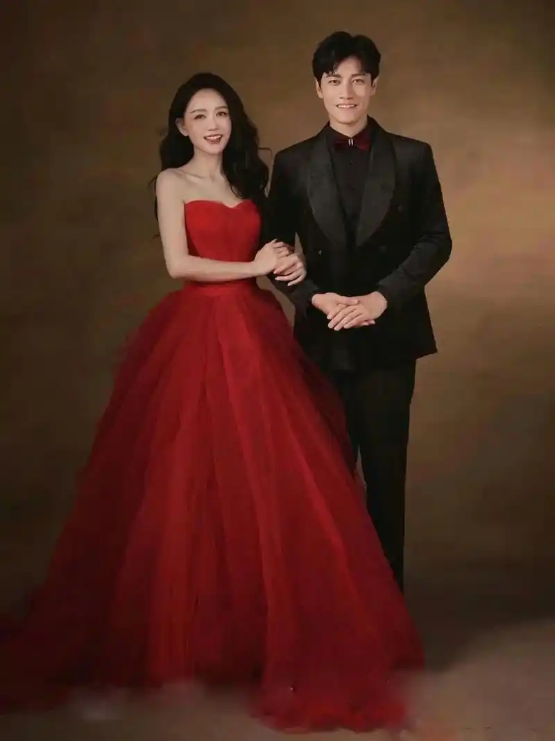 陈乔恩晒了和老公艾伦在海马体拍的结婚照.红和白.太美了吧!并