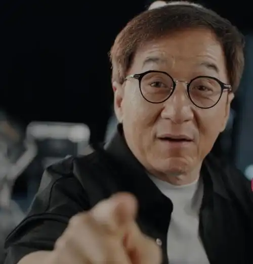 成龙简历,成龙简历及个人资料简介(16岁拍戏被导演骂哭)