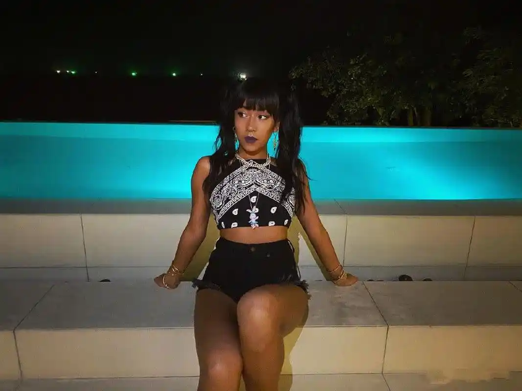 晒黑啦!吉克隽逸休假照片,肤黑貌美大长腿