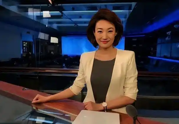 央视主持李梓萌:贷款上班20年,戴假发出镜,真实面貌十分惊艳