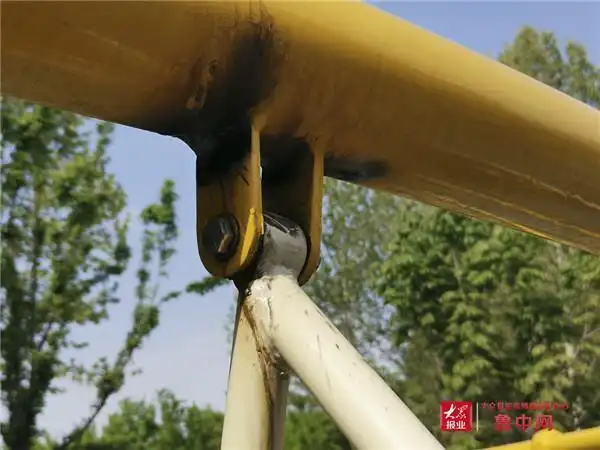 公园内秋千已被电焊维修.