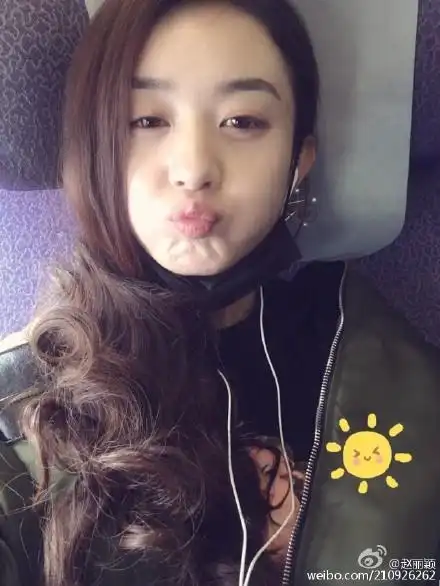 赵丽颖自拍卖萌就那么两招 但扮嫩成功!(组图)