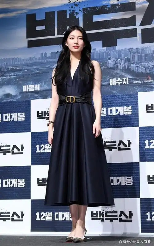 裴秀智身穿深色裙装衬托白皙皮肤,举手投足尽显优雅气质