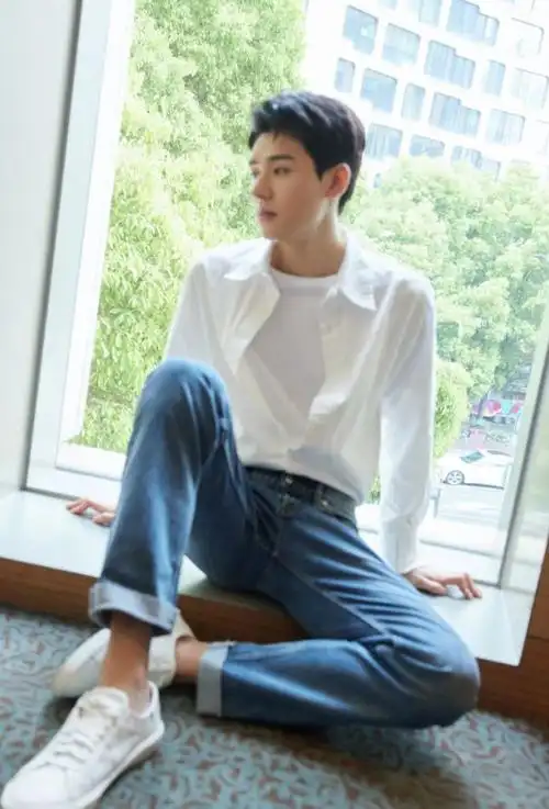 龚俊的叠椅坐火了身高不过1米85模仿不来不信你试试