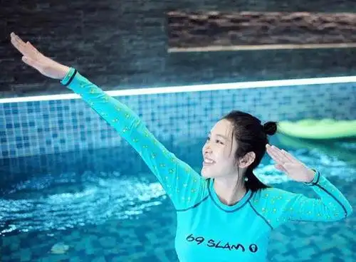 唐艺昕首晒泳池孕照四肢仍纤细网友被张若昀照顾的真好