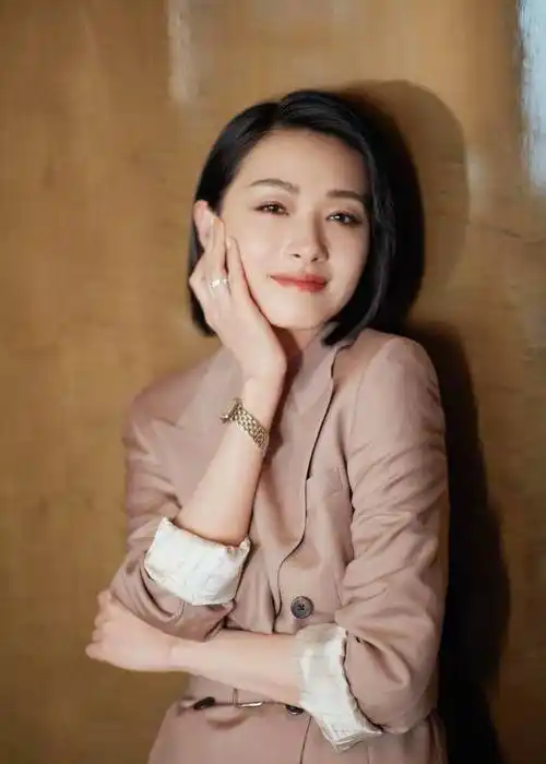 原创37岁万茜换新造型扎哪吒丸子头发型秒变17岁少女气质优雅减龄