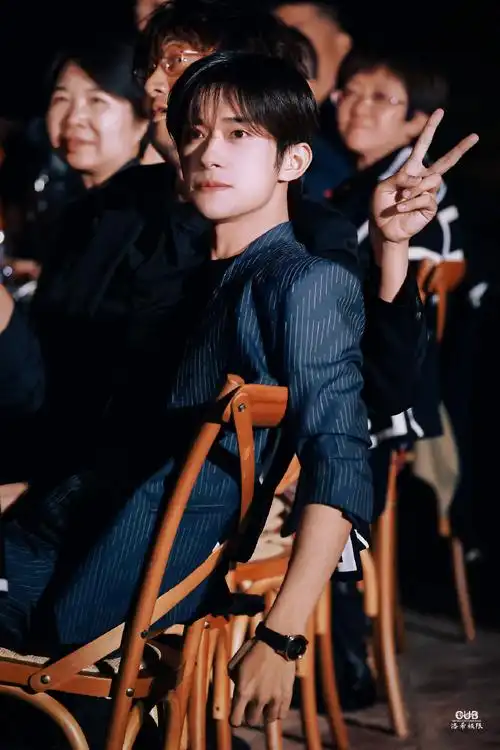 以为是易烊千玺的长头发##易烊千玺十稔终章皆成序