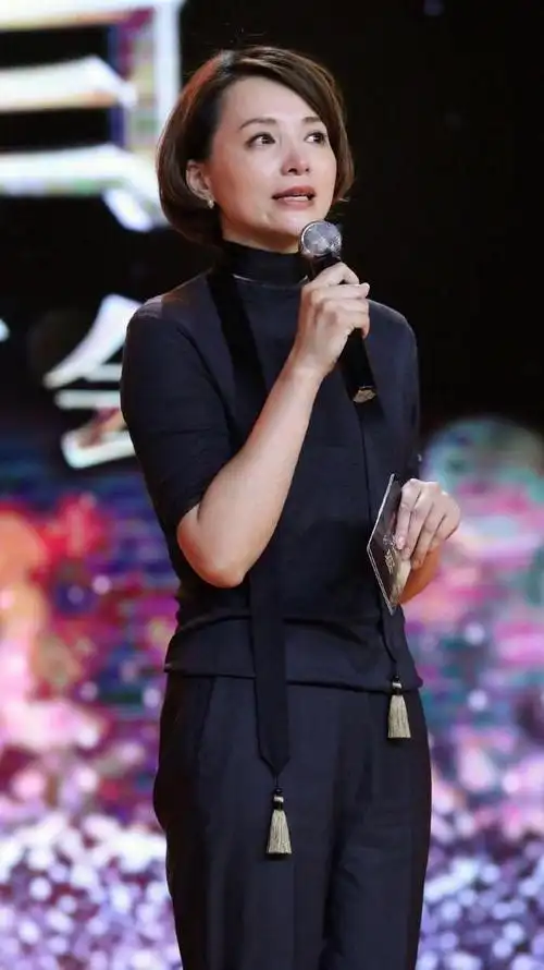 董卿现身农村,穿搭低调素颜直面镜头,变成普通阿姨气质仍高级