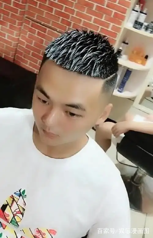男子去理发,被发型师剃了款时尚的飞机头,剪完秒变社会人_网易订阅