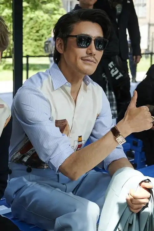 胡兵巴黎秀场难掩阳光少年质感 职业时尚素养完美诠释品牌故事