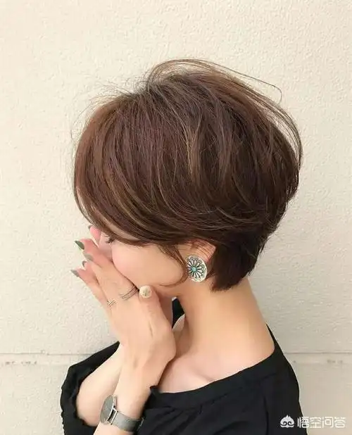 短发型女图片 a href=https://maguai.com/list/50-0-0.