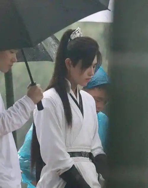 原创皓衣行路透帅翻罗云熙拿油纸伞仙气十足陈飞宇太有少年感