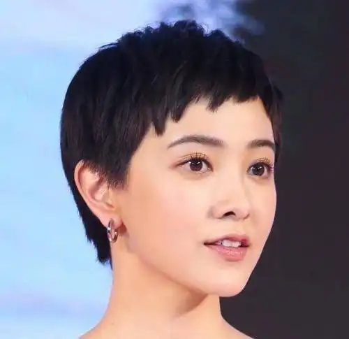 "假小子"中性风发型很好打理也显气质,女生们也可以很帅气!