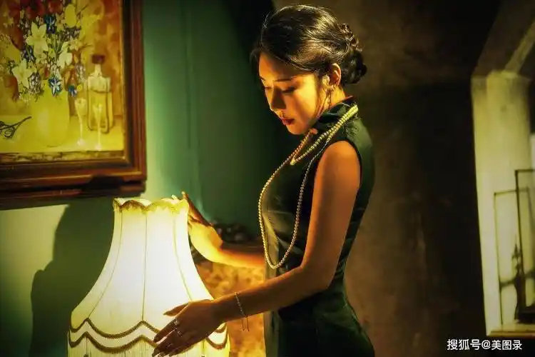 夜灯下的旗袍美女风韵犹存