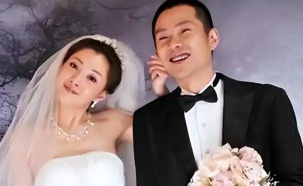 事实证明44岁无人敢娶的殷桃早已经走上了另一条路