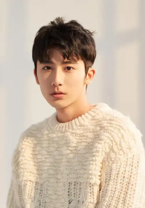 郝富申白色毛衣温暖帅气写真