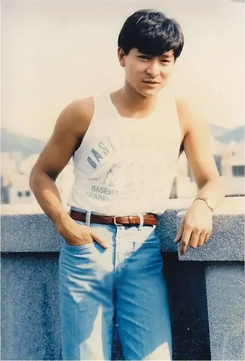 1985年4月,刘德华突然接到一份婚礼请柬:李景生与林安琪将于5月15日