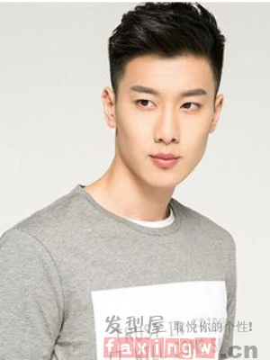 这款齐刘海短发发型,厚重的前刘海将额头全部隐藏在其中.