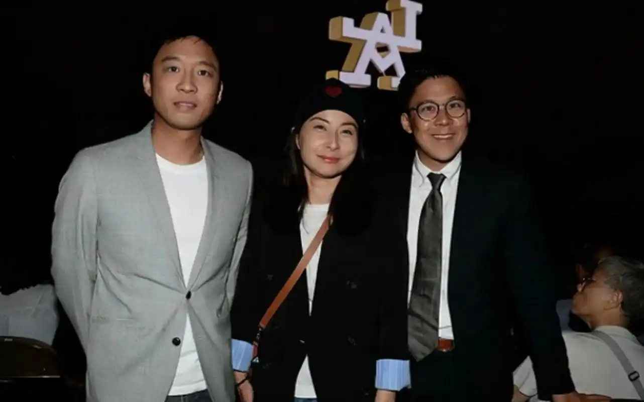 霍启山昔日罕见和大哥霍启刚,大嫂郭晶晶同框合影,一家三口同框,颜值