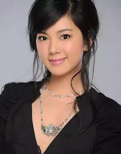 但让人意外是,《爱情公寓》火了秦羽墨却没有让她的扮演者赵文琪也