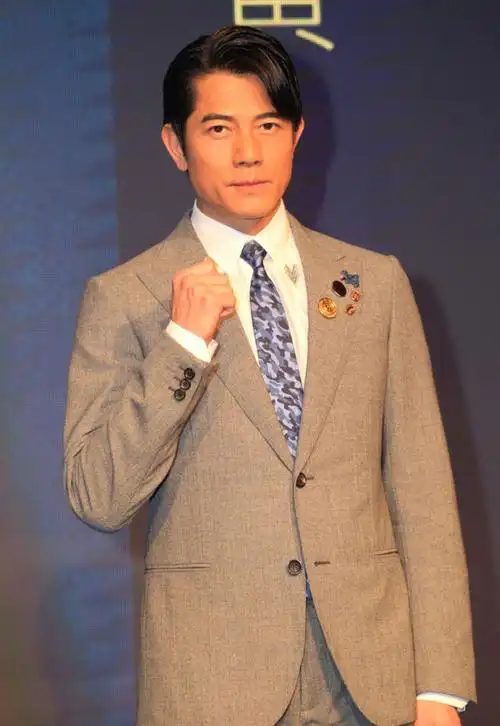 郭富城才是"反油腻"男人:西装笔挺,发型不乱,57岁不输小鲜肉