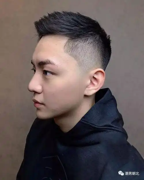 2021流行渐变推剪发型男生剪一款时尚潮流又帅气