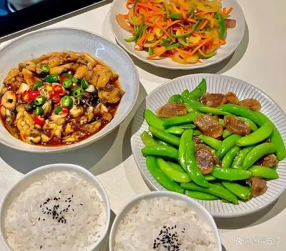 有一手好厨艺,每天晚上都会做不同的家常菜,她晒出自己做的日常餐