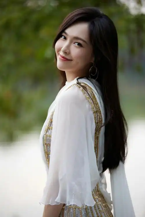 组图:唐嫣秋日清凉写真大片释出 肤白腿细莞尔一笑气质佳_高清图集