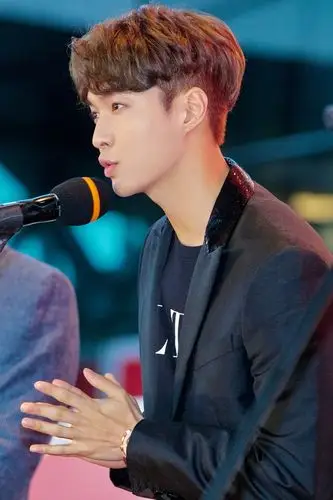 组图:张艺兴现身釜山见面会 近千影迷冒雨前来场面火爆