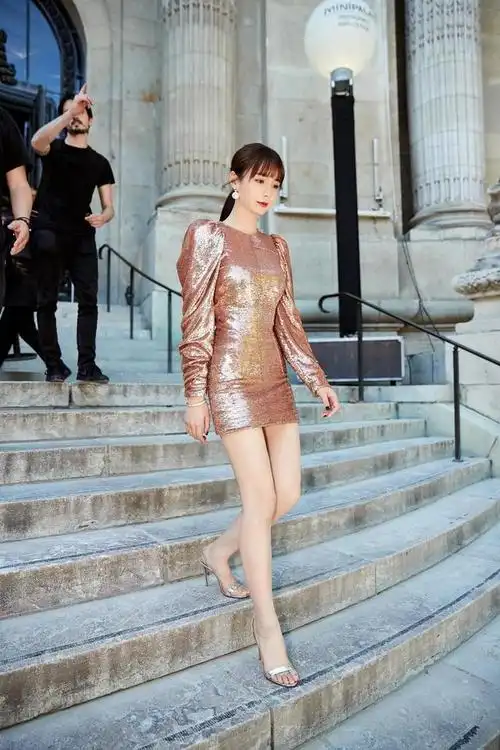 沈梦辰身材有"料"身穿一袭亮片包臀裙凹凸有致,显得仙气飘飘