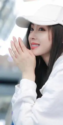 张天爱元气少女妆活力四射,低头娇笑融化粉丝心,伸懒腰动作好甜