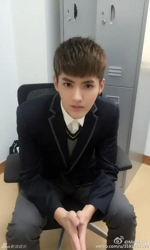 刘亦菲吴亦凡高颜值校服照 长得丑不能怪校服