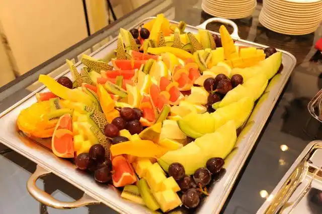 自助餐里这4种"隐形贵菜",多数人极少拿,吃货吃它就"回本"