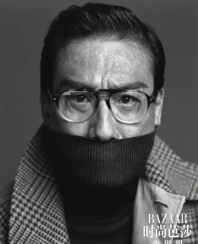 组图:梁家辉着风衣和西装拍摄杂志 风度翩翩金丝边眼镜显儒雅