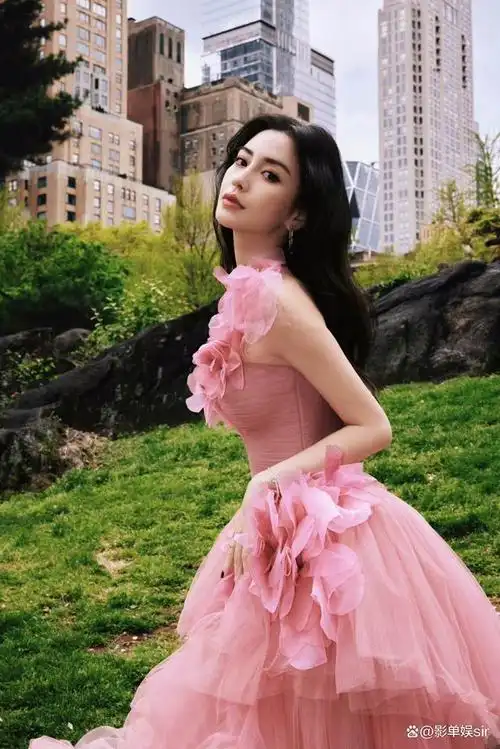 angelababy穿粉色高定礼服惊艳纽约腰围特意缩小11厘米才能穿