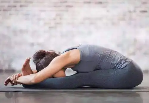 6个阴瑜伽体式帮你减压助眠