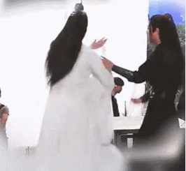 肖战王一博玩性大发,不顾旁人比武切磋,摸腹肌挠咯吱窝?