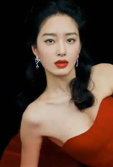 原创杨采钰五连自拍美照分享红唇比耶成焦点网友惊呼太美了