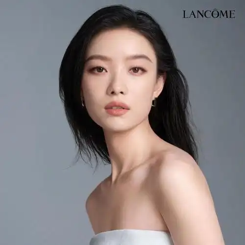 演员@倪妮v 成为兰蔻全球护肤与香水代言人,并释出一组品牌官宣大片
