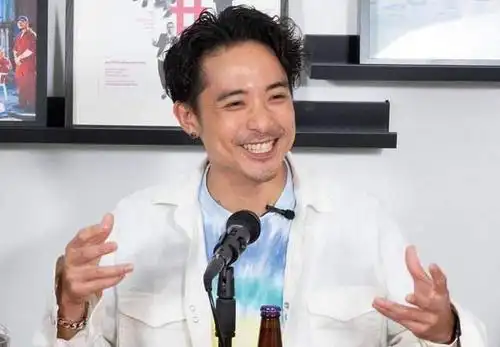 林子祥儿子林德信现身超市,和圈外女友一起逛街,十分甜蜜