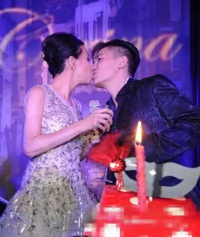 甜skr人霍建华林心如晒亲吻照首秀恩爱明星夫妻亲密瞬间盘点