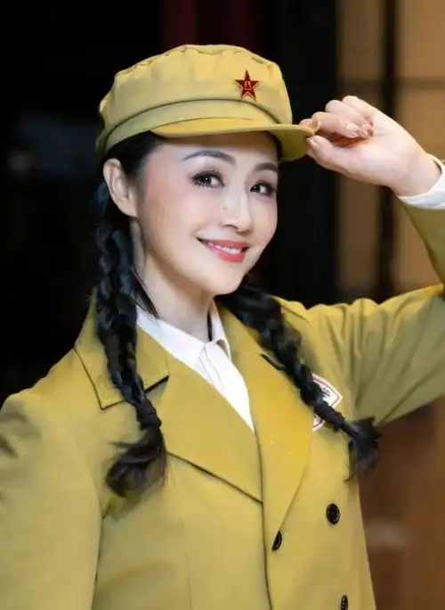 演员王斑对曹颖一见钟情结婚14年生一子浪漫如初