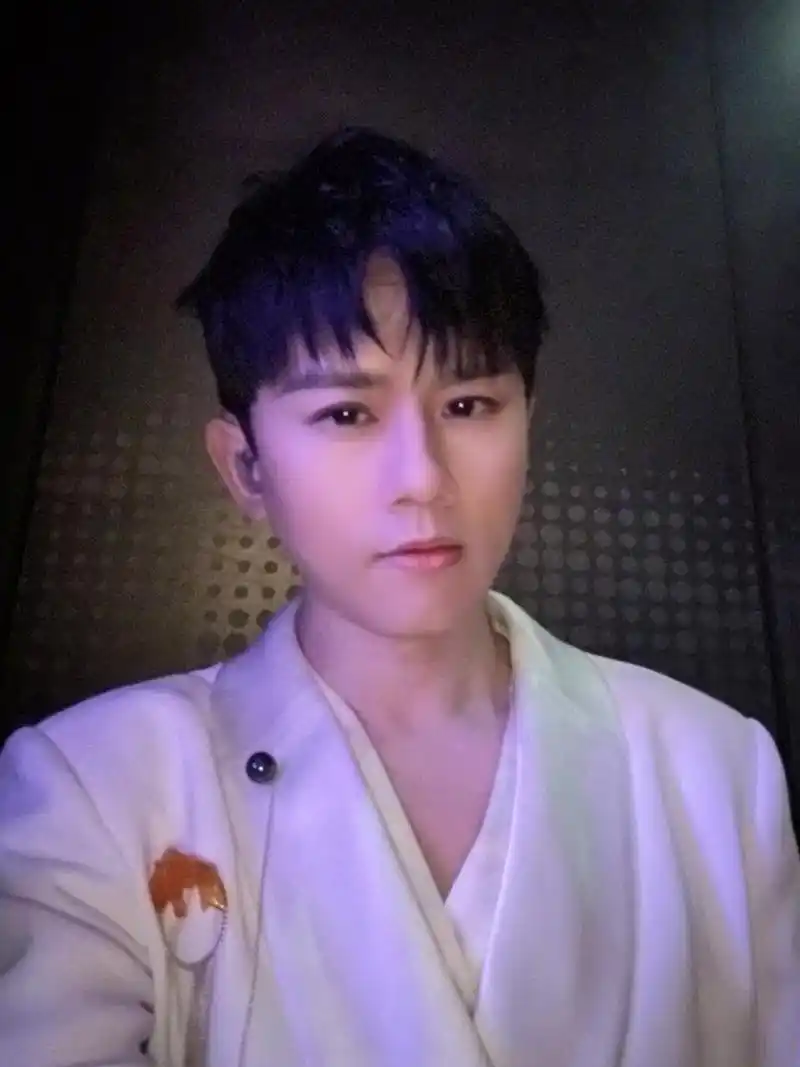 张杰这自拍美颜过了吧