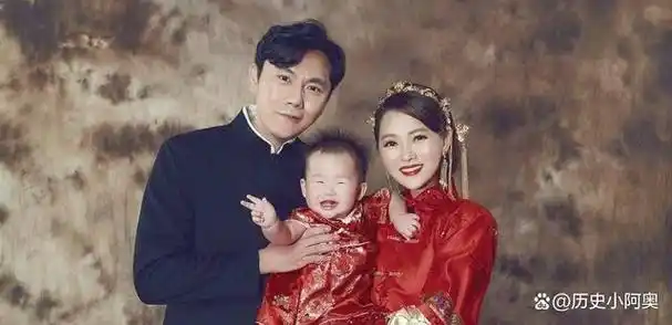 伊能静18岁照片被扒出,单眼皮蒜头鼻,和丈夫秦昊有夫妻相