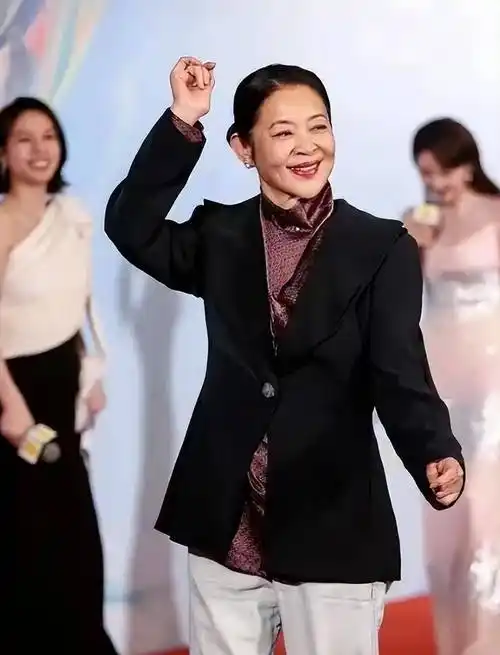 64岁倪萍同框68岁奚美娟,只差4岁,一个优雅奶奶,一个气质姐姐_材质_的