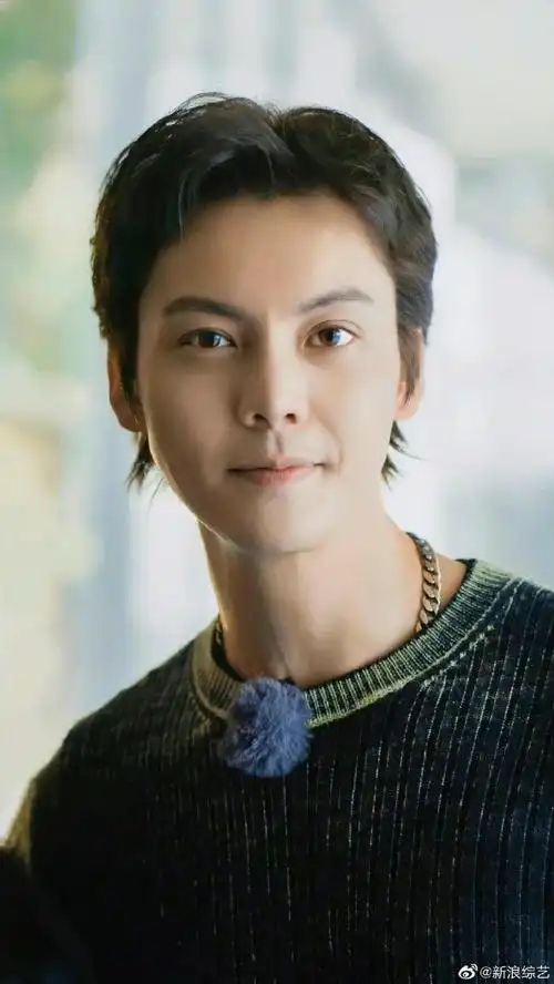 陈伟霆狼尾新发型##陈伟霆一起露营吧路人合影