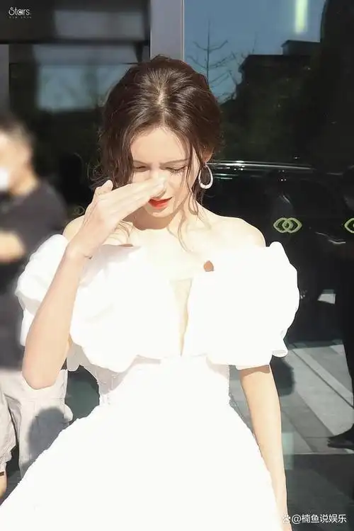 张予曦不愧是人间芭比,穿白裙大秀香肩,妥妥的小说女主脸蛋