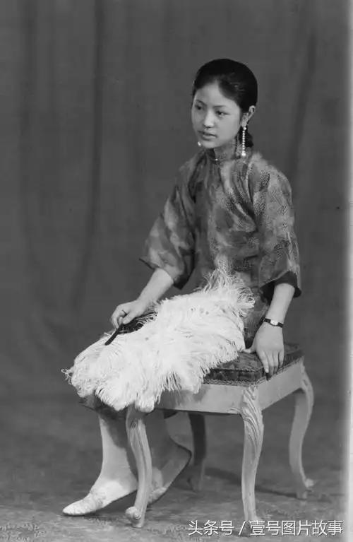 1940年代上海京剧名角章遏云,是杜月笙的义女,她与杜月笙的夫人姚玉兰